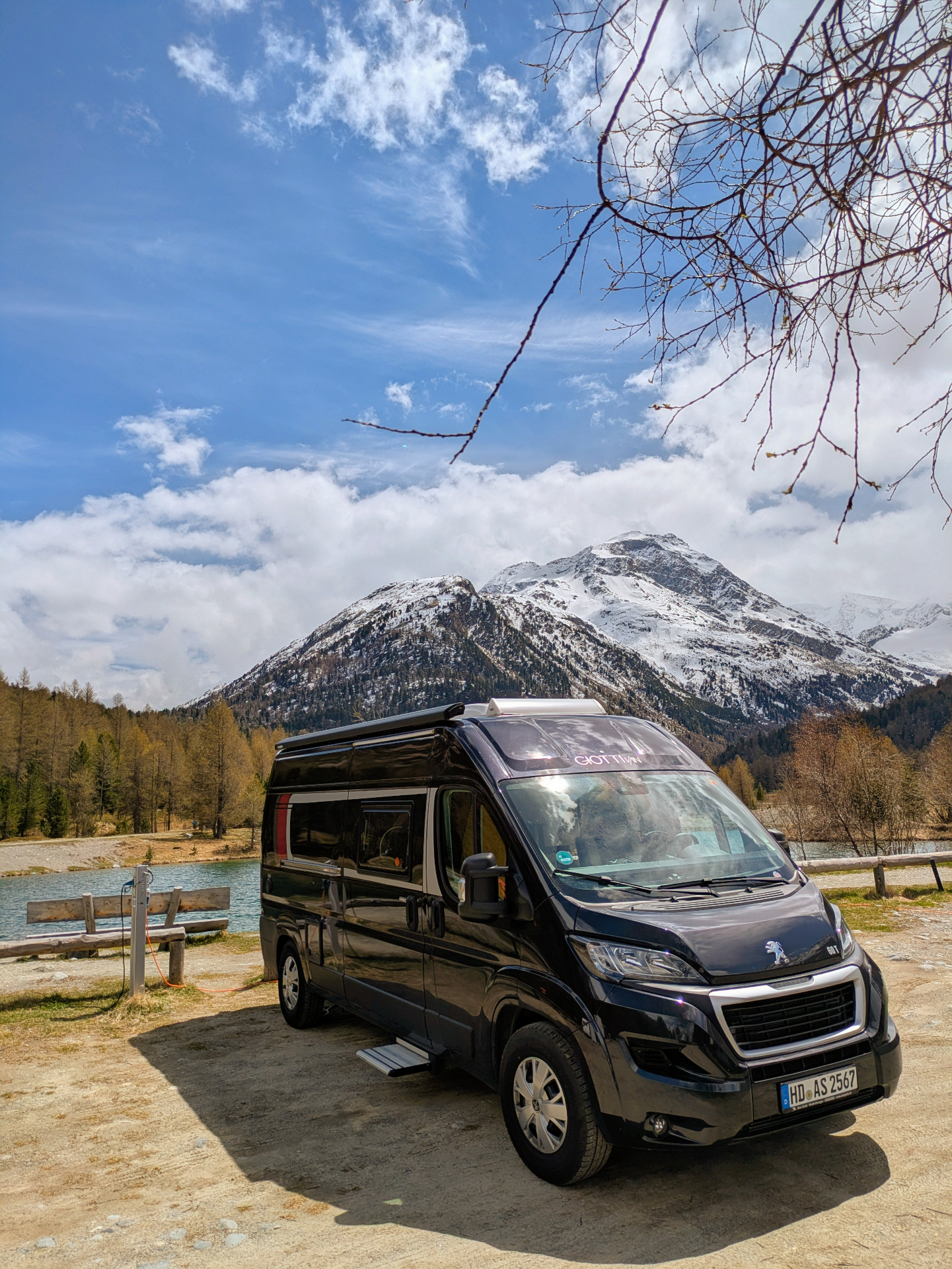 Schäfer Camper Van in den Alpen